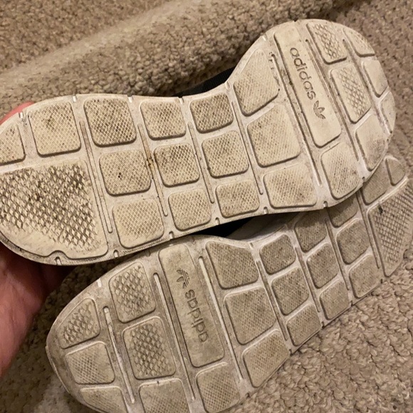 Adidas shoes size 5.5 in black with gold - Picture 7 of 7